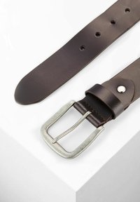 Brauner Ledergürtel mit einer silbernen Metallschnalle, glatter Struktur und mehreren Einstelllöchern am Ende.