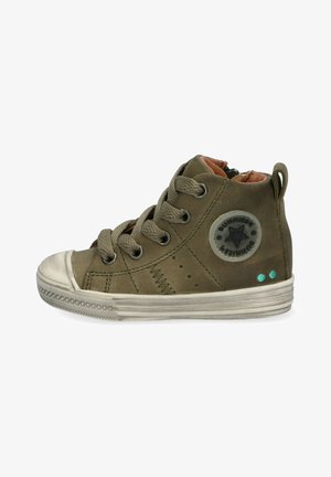 Groene high-top sneaker van stof, met ronde logopatch, grijze veters, witte rubberen neus en accent stippen op de hak.