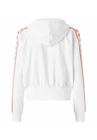 Sudadera corta blanca con capucha ajustable, que presenta un ribete naranja en las mangas y una cintura fruncida. Textura de tela suave.
