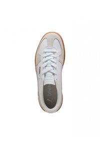 Zapatilla blanca con parte superior de cuero y textil, que presenta un collar acolchado, cordones redondos, plantilla transpirable y suela de goma.