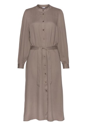 Košilové šaty z měkké taupe látky. Mají dlouhé rukávy, pás v pase a přímý střih s podkolenní délkou.