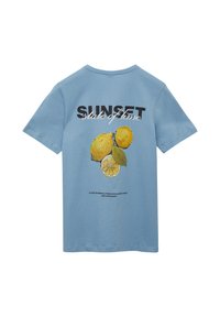Lichtblauw katoenen T-shirt met een grafisch ontwerp van citroenen, de tekst "SUNSET state of mind" en een zachte textuur met korte mouwen.