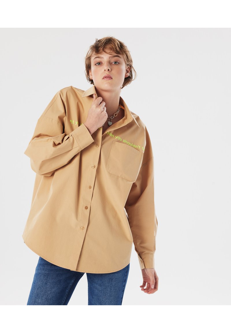 Okay, here's a German blog article about funny slogan clothing, designed to sound natural and engaging, and optimized for search engines.