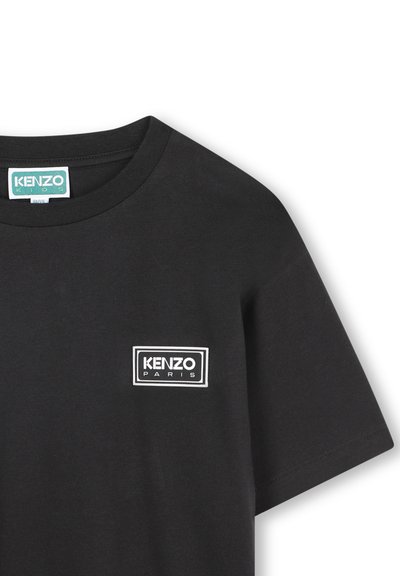Czarny bawełniany t-shirt z żebrowanym okrągłym dekoltem i białym prostokątnym logo z napisem "KENZO PARIS" na lewej piersi.