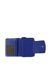Portafoglio in pelle blu con più slot per carte, una tasca trasparente per l'ID e una chiusura a pressione. La finitura testurizzata aggiunge dettagli.