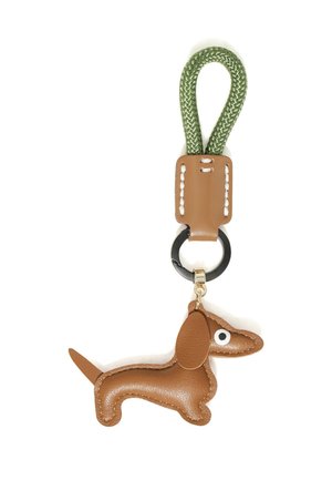 Portachiavi in pelle marrone a forma di bassotto con anello nero e laccio intrecciato verde attaccato a cinturino in pelle color cuoio con cuciture bianche.