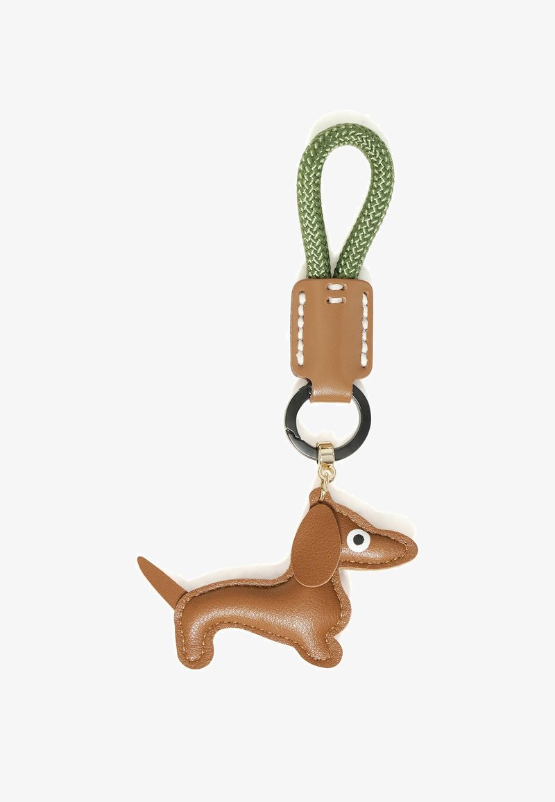 Portachiavi in pelle marrone a forma di bassotto con anello nero e laccio intrecciato verde attaccato a cinturino in pelle color cuoio con cuciture bianche.