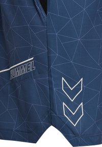 Marineblå shorts med lyse geometriske linjer, hvit Hummel-logo på venstre side og to hvite chevron-symboler på høyre side.