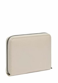Jasnobeżowy skórzany portfel o gładkiej fakturze, prostokątnym kształcie i kontrastującym czarnym zamku błyskawicznym wzdłuż krawędzi. Charakterystyczne przeszycia.