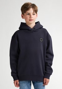 Felpa con cappuccio blu navy, dotata di tasca frontale e polsini a costine, con un piccolo logo circolare cucito sul lato sinistro del petto. Tessuto misto cotone.