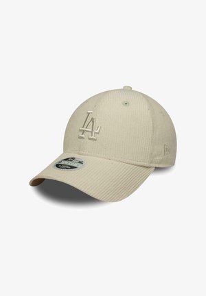 Gorra de béisbol beige de pana con el logo "LA" bordado en el frente y una visera curva con una pegatina plateada de New Era.