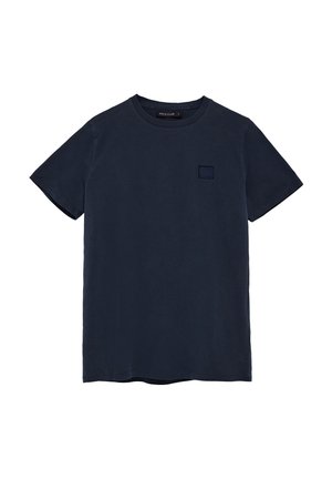 T-shirt a maniche corte di colore blu navy in cotone. Presenta un piccolo logo a patch tonale sulla zona sinistra del petto. Design semplice con scollo rotondo.