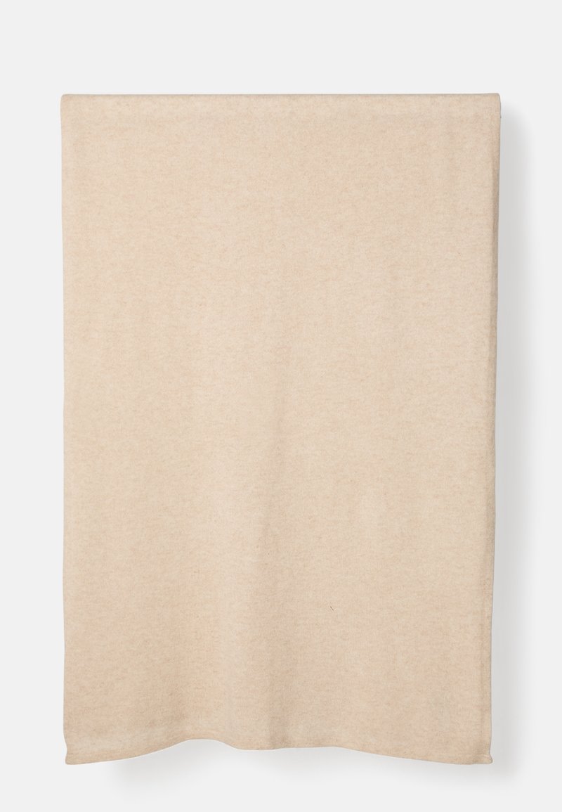 Manta bege feita de tecido suave e leve, com um design liso sem padrões ou enfeites. As bordas parecem acabadas de forma limpa.
