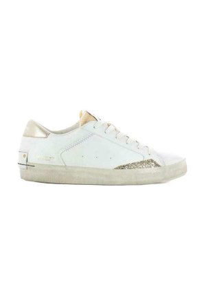 Sneaker bianco in suede con una finitura testurizzata, accenti metallici dorati, tre occhielli per i lacci e un dettaglio glitterato sul lato. Suola in gomma.