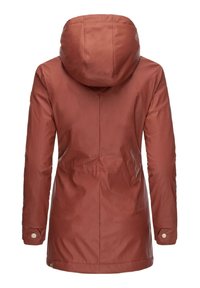 Rostfärgad vattentät jacka med huva, långa ärmar och åtdragen midja. Slät textur med minimal hårdvara och inga synliga mönster.