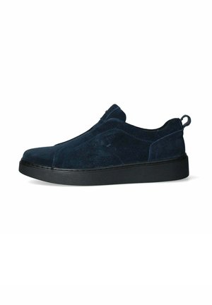 Scarpa slip-on in camoscio blu scuro con suola nera e linguetta sul tallone, mostrata di profilo su sfondo bianco.