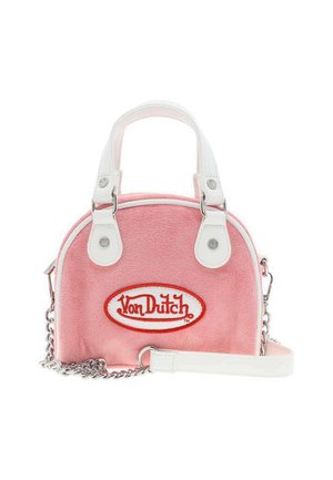 Sac à main en peluche rose avec poignées blanches, bandoulière chaîne et patch logo "Von Dutch" rouge et blanc à l'avant.
