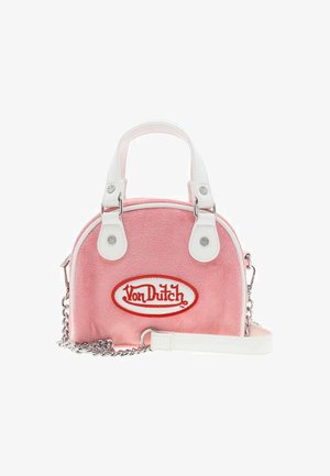 Sac à main en peluche rose avec poignées blanches, bandoulière chaîne et patch logo "Von Dutch" rouge et blanc à l'avant.