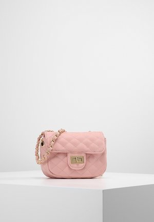 Borsa a tracolla imbottita rosa in pelle sintetica, con chiusura a gancio in oro e tracolla a catena. Forma rettangolare compatta con chiusura a patta.