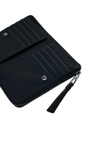 Portafoglio nero in pelle con chiusura a zip, molteplici slot per schede, un bottone a pressione e una tracolla removibile, caratterizzato da una trama liscia.