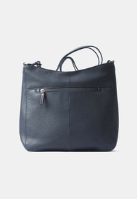 Zwarte leren tote bag met een gestructureerde vorm, bovenhandvatten, een ritszak aan de voorkant en een gladde, textuur oppervlak.