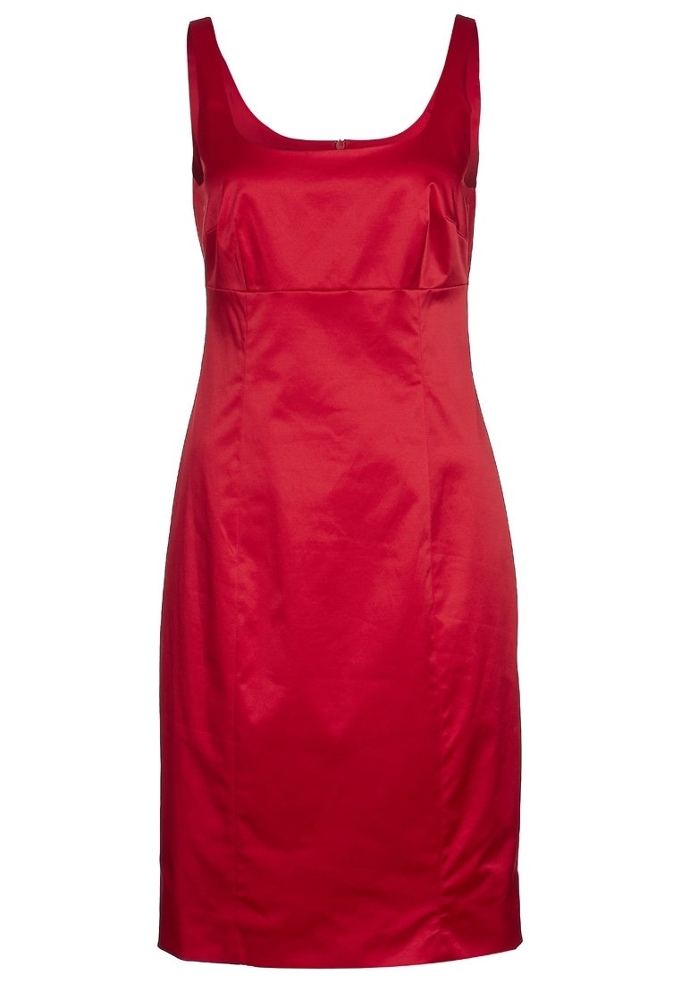 Rode satijnen jurk met een vierkante halslijn en een aansluitende silhouette. Glad textuur, knielang, zonder zichtbare patronen of accenten.
