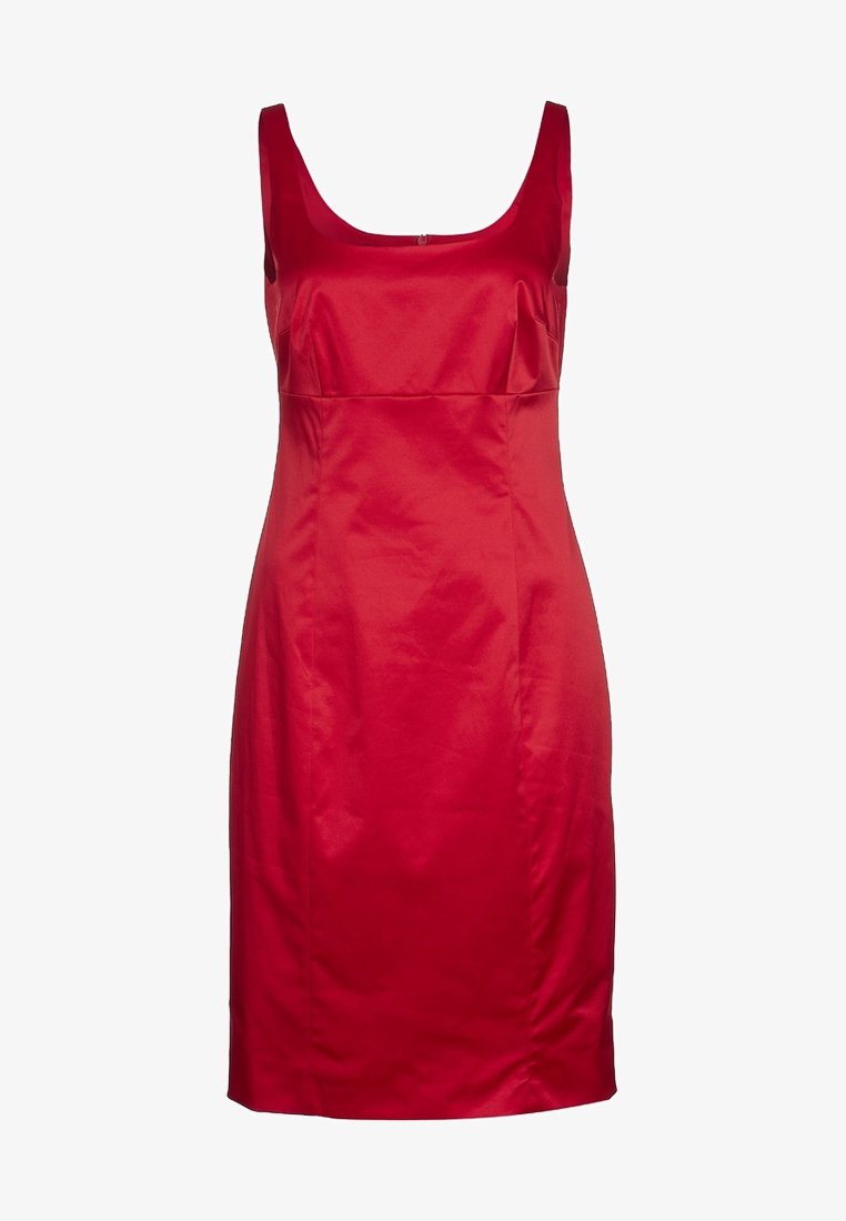 Rode satijnen jurk met een vierkante halslijn en een aansluitende silhouette. Glad textuur, knielang, zonder zichtbare patronen of accenten.