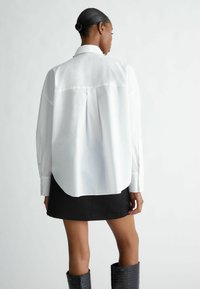 LIU JO WITH RHINESTONES - Bluza s gumbima - white