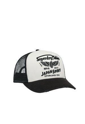 Zwart-witte truckerpet met gaas achterkant, gebogen klep en geborduurde tekst "Superdry Japan Spirit established 1954" met gevleugeld embleem.