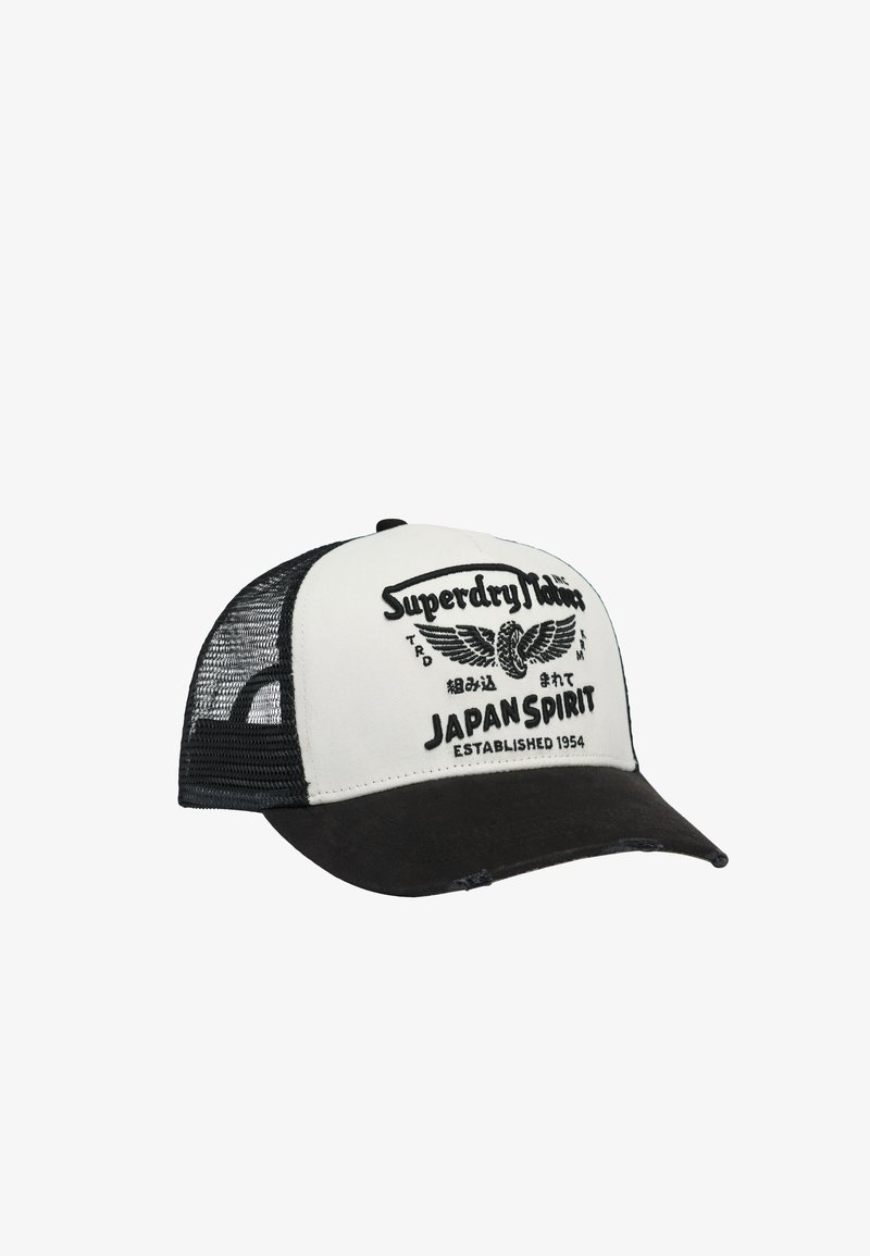 Casquette trucker noire et blanche avec dos en maille, visière incurvée, et texte brodé "Superdry Japan Spirit established 1954" avec emblème ailé.