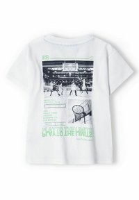 Bílý bavlněný tričko s černobílou grafikou basketbalového míče, zeleným textem, krátkými rukávy a kulatým výstřihem.