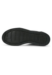 Semelle de chaussure en caoutchouc noir avec des rainures et des motifs texturés pour une meilleure adhérence, présentée à plat avec des côtés courbés et des zones définies au talon et aux orteils.
