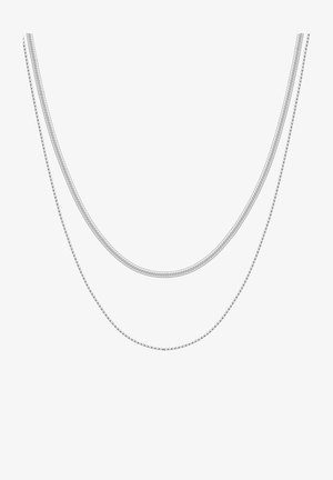 Trzy srebrne łańcuchy o różnych długościach. Górny łańcuch jest smukły i w stylu węża, natomiast dolny ma wzór z koralików. Wszystkie są błyszczące i gładkie.