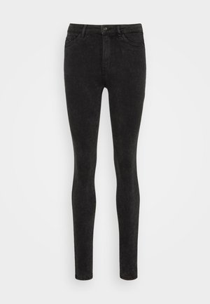 Schwarze, schmal geschnittene Jeans aus Denim mit glatter Textur. Verfügt über ein klassisches Fünf-Taschen-Design und einen vorderen Knopfverschluss.