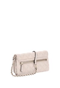 Borsa a tracolla beige trapuntata con una cinghia a catena rimovibile, dotata di una tasca con zip anteriore e chiusura a pattina. Realizzata in pelle morbida con una finitura testurizzata.