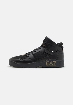 Baskets montantes noires avec panneaux en mesh et cuir, fermeture à lacets à l'avant, et logo "EA7 Emporio Armani" doré sur le côté de la semelle.