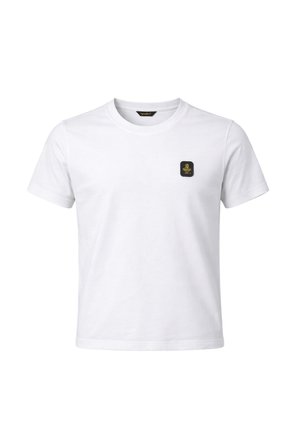 T-shirt bianca a maniche corte con scollo tondo e una piccola toppa nera e oro sul petto a sinistra.