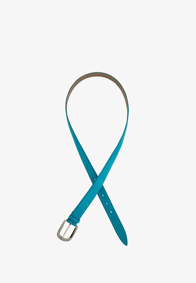 Turquoise leren riem met een glanzende zilveren rechthoekige gesp, voorzien van meerdere gaatjes voor aanpassing en een soepele, matte textuur.