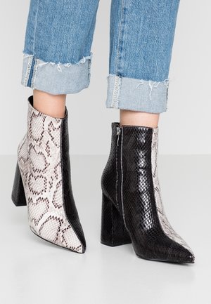 Korolliset nilkkurit - black