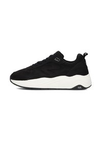 Zwarte suède sneaker met een witte tussenzool, voorzien van een ronde neus, platte veters, een gewatteerde kraag en een geprofileerde zool met merkdetails.
