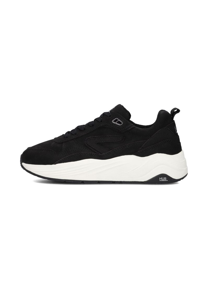 Zwarte suède sneaker met een witte tussenzool, voorzien van een ronde neus, platte veters, een gewatteerde kraag en een geprofileerde zool met merkdetails.