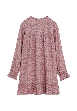 Vestido rosa de manga larga con manchas de leopardo grises, cintura y puños fruncidos, y un dobladillo con volantes.