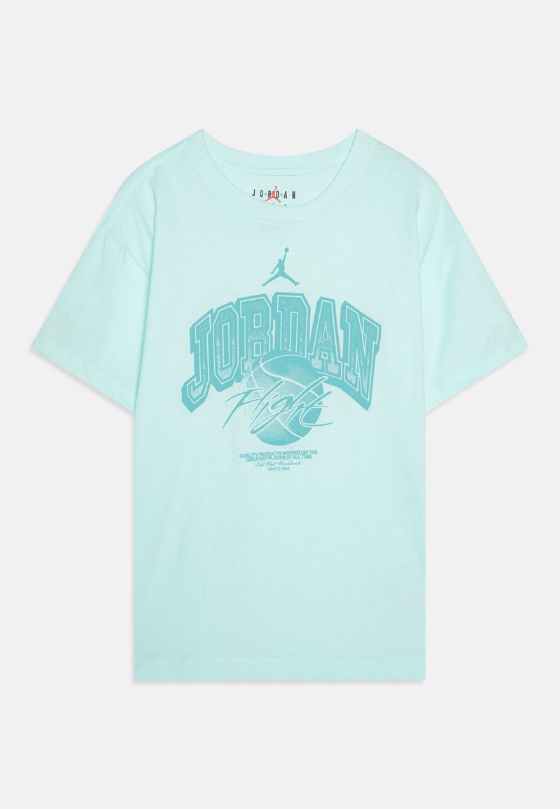 Minta zaļa kokvilnas t-krekls ar "JORDAN" grafiku zilā un melnā krāsā, ar silueta logo virsū. Apaļš kakla izgriezums, īsas piedurknes.