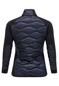 Schwarze, langärmlige Jacke mit einem gepolsterten, gesteppten Rücken, der Wellenmuster aufweist. Weicher Stoff mit einem Reißverschlusskragen und figurbetontem Design.