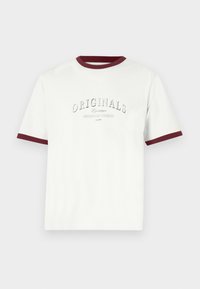 Λευκό T-shirt με κοντά μανίκια, με μπορντό rib ύφασμα στο γιακά και στις άκρες των μανικιών. Φέρει τυπωμένο λογότυπο "ORIGINALS" σε κυρτή σχεδίαση.