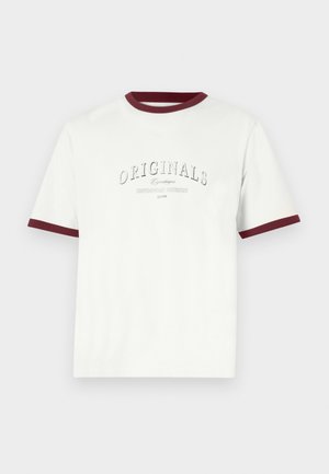 Fehér, rövid ujjú póló bordó bordázott gallérral és ujjvégekkel. Ívelt kialakításban nyomtatott "ORIGINALS" felirattal.