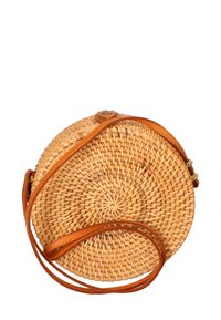 Borsa tonda in paglia intrecciata con tracolla in pelle marrone. Presenta una base piatta e una texture naturale, accentuata da una chiusura con bottone metallico.