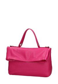 Borsa a mano in pelle fucsia con superficie testurizzata, chiusura a patta ripiegata e doppi occhielli in metallo sul manico. Presenta un manico superiore singolo.
