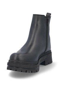 Bota negra de cuero hasta el tobillo con punta redondeada, suela texturizada y cremallera lateral. Presenta una plataforma gruesa y un dibujo pronunciado en la suela.
