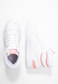 Bílé vysoké tenisky s růžovými akcenty, hladký kožený svršek, perforovaná špička, plochá bílá gumová podrážka a označení na jazyku.